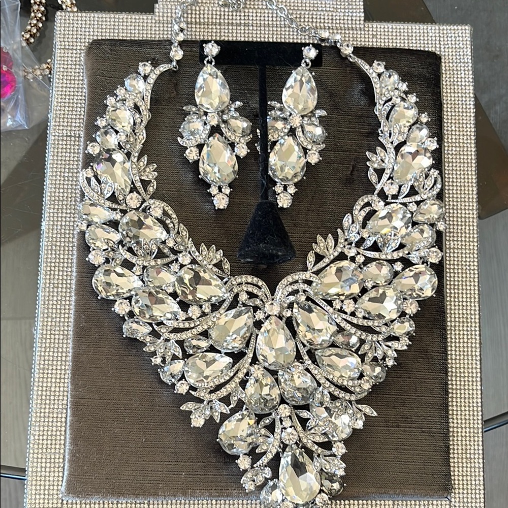 Elegant Silver Crystal Necklace and Earring Set